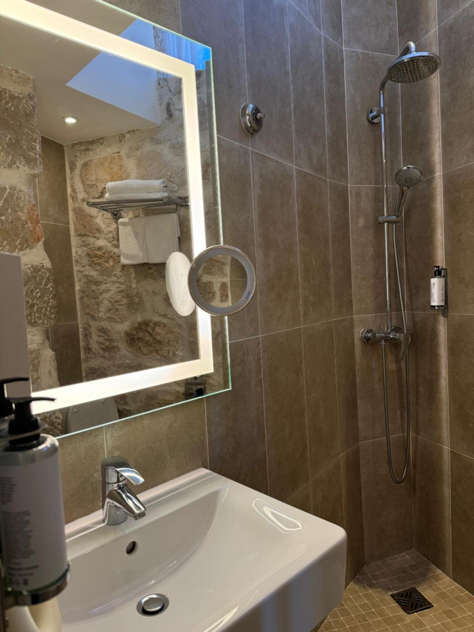 غرفة بسرير مزدوج بشرفة بإطلالة جزئية على البحر، Boutique Hotel and Spa la Villa Cap Ferrat 5/6