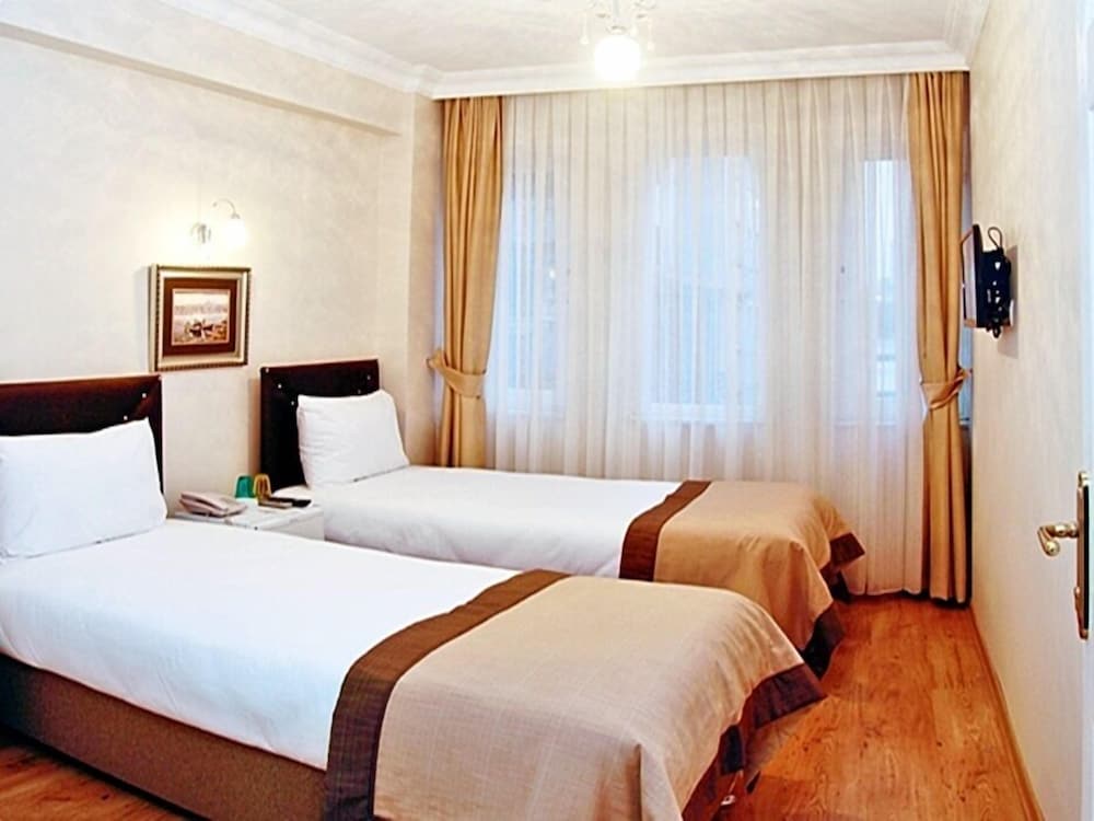 ROOM, DOUBLE BED