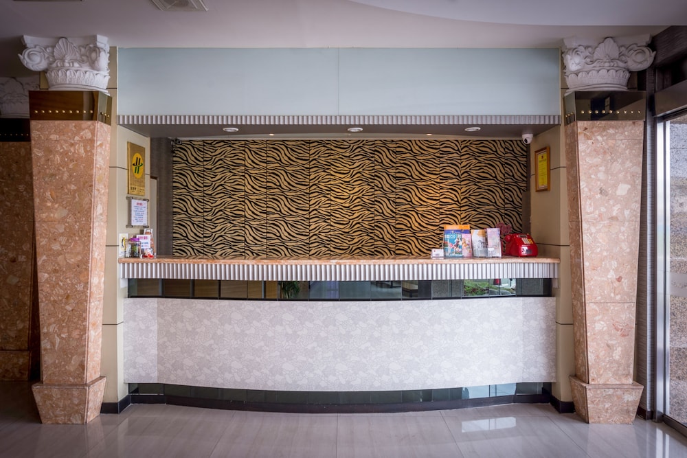 Golden Phoenix Hotel 4/43