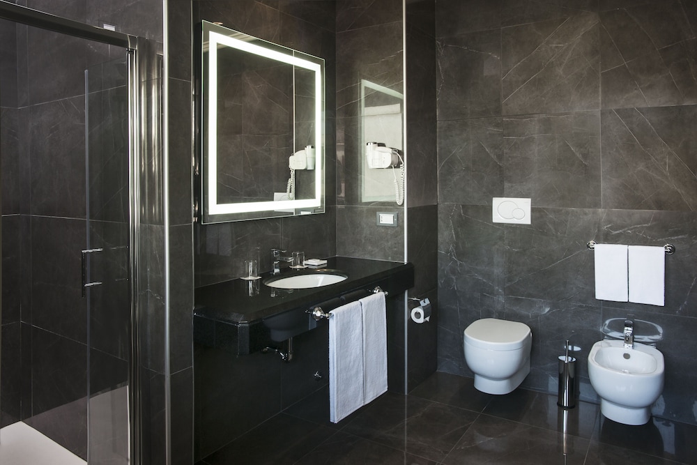 جناح بسرير كينج بشرفة، Radisson Blu Ghr Hotel Rome 5/8
