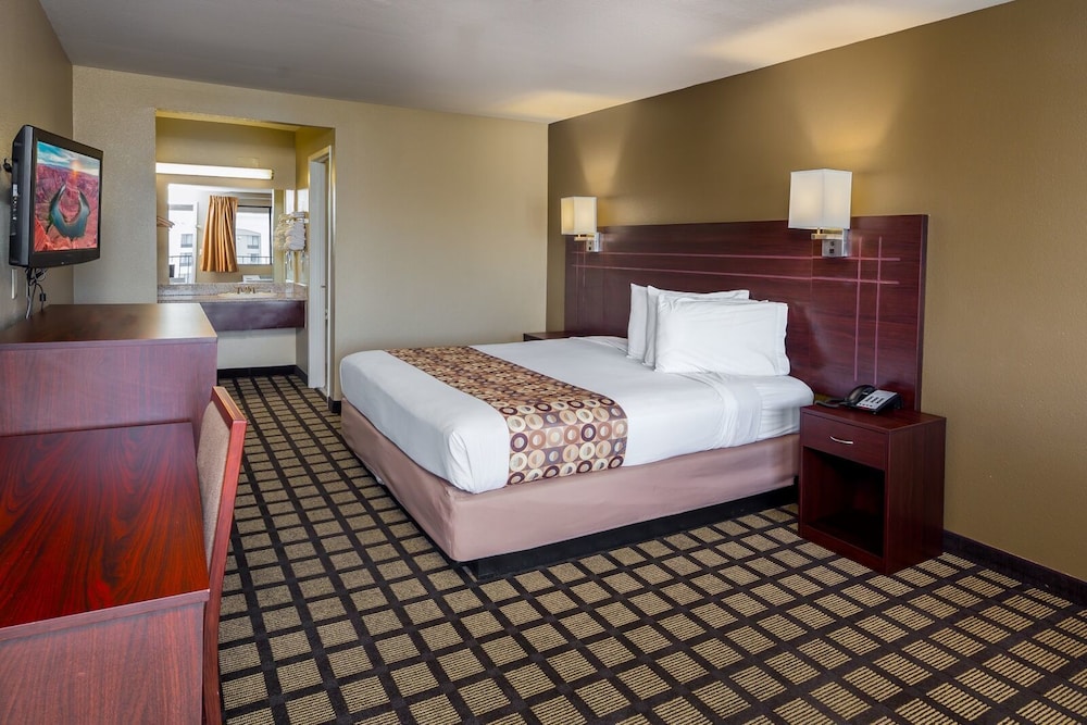 Travelers Inn 15/48