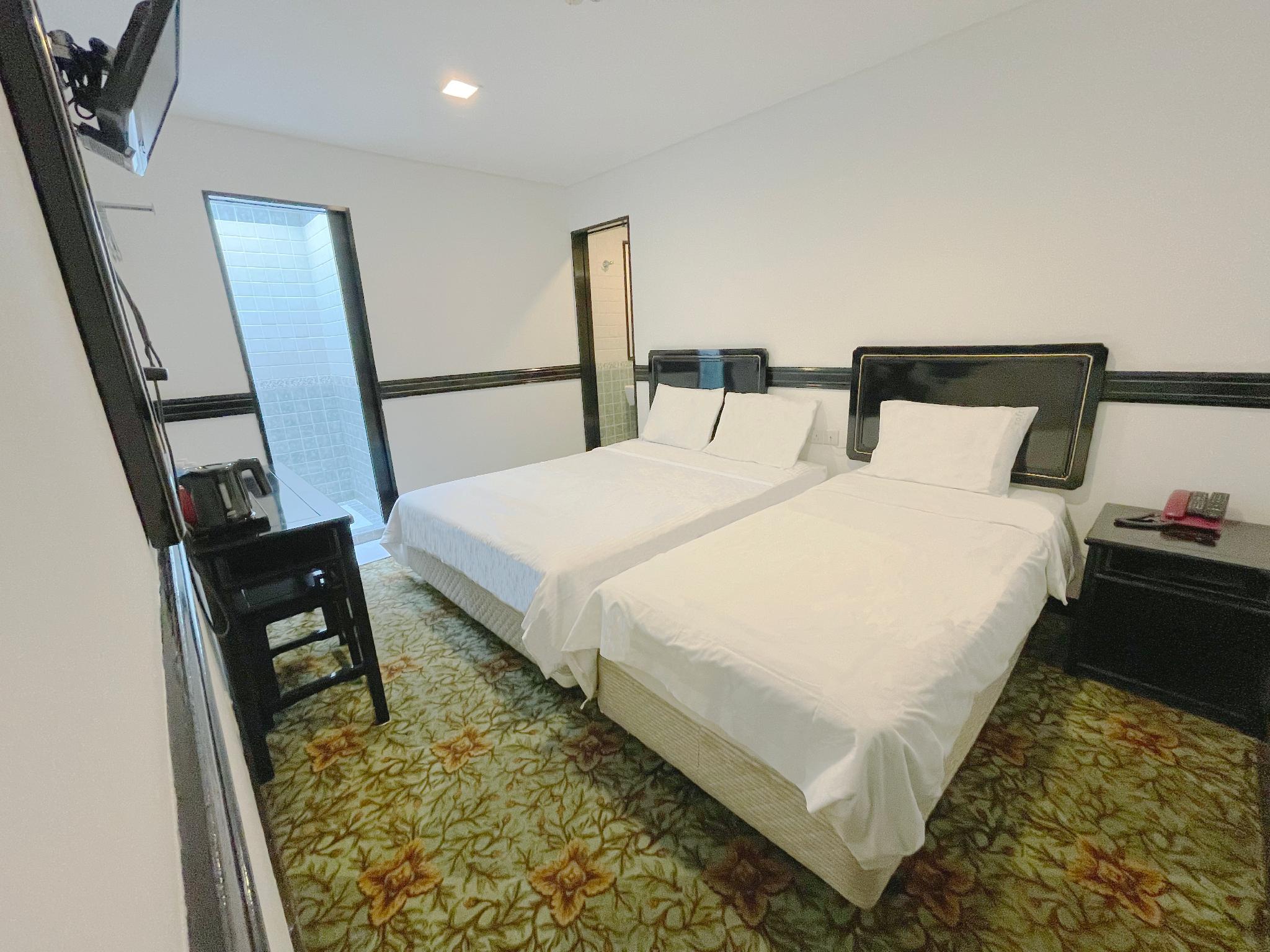 Deluxe, Family, 1 Queen and 1 Single Bed, No Window