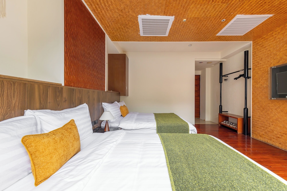 ROOM, QUADRUPLE, BATHTUB
