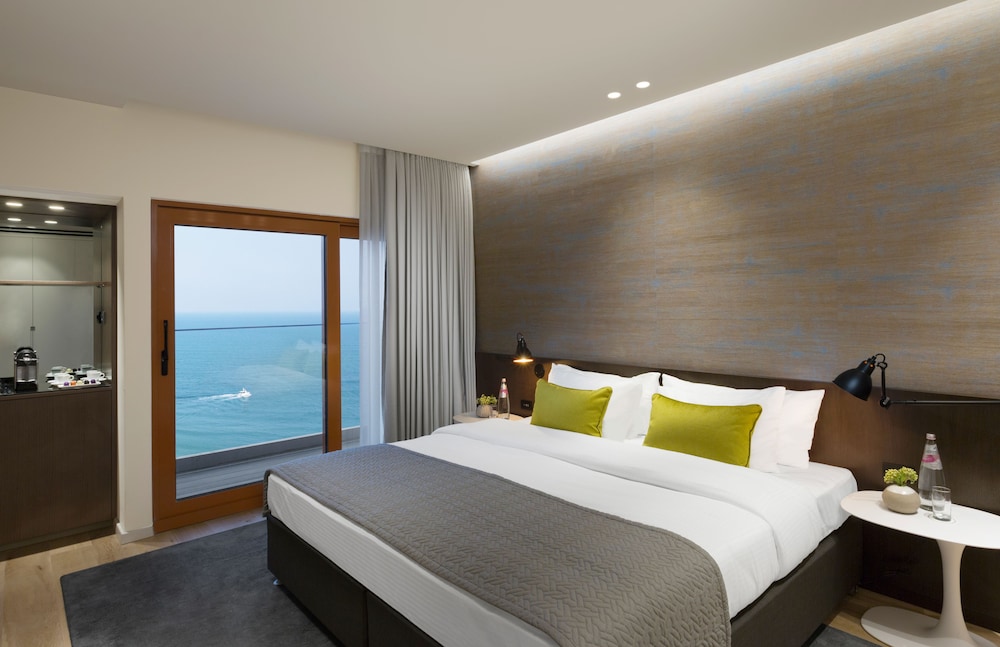2 BEDROOMS, SUITE, KING AND TWIN BEDS