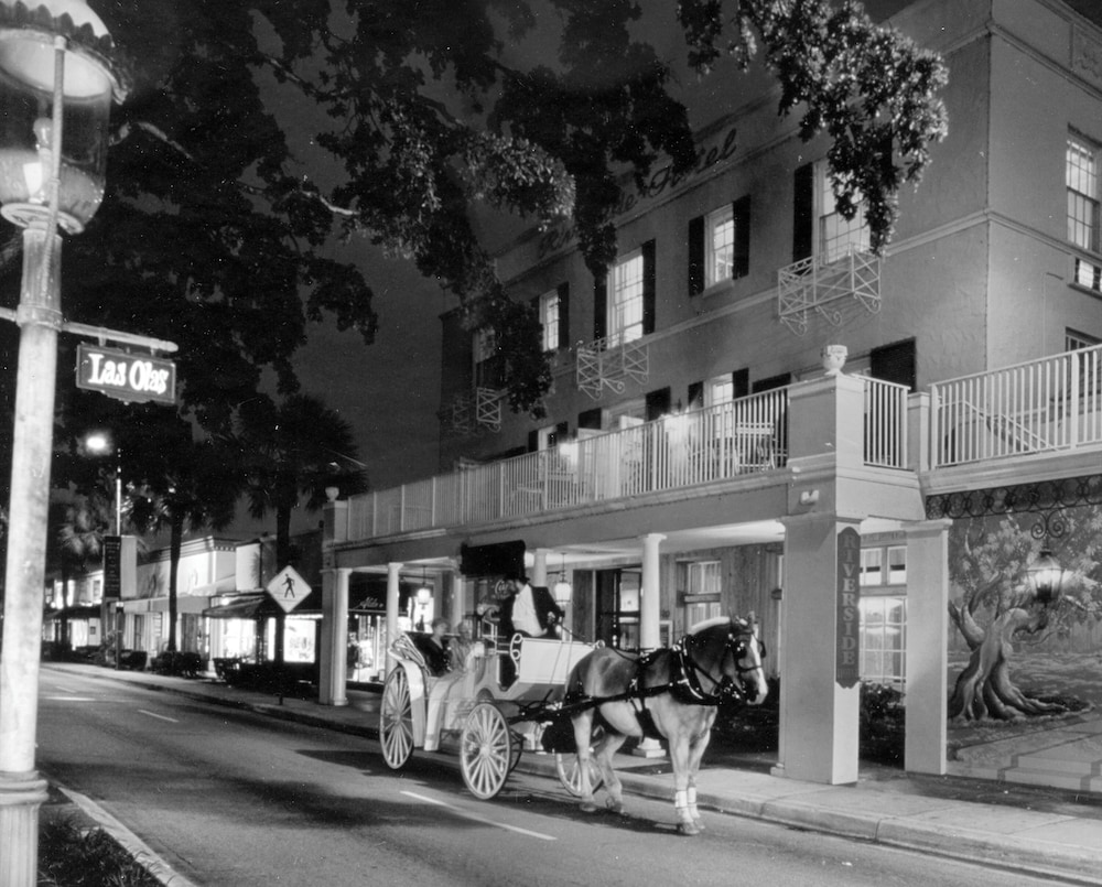 Riverside Hotel 56/61