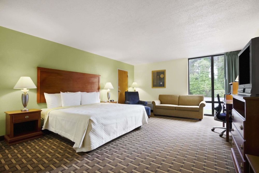 Days Inn by Wyndham Fayetteville-South/I-95 Exit 49 10/31