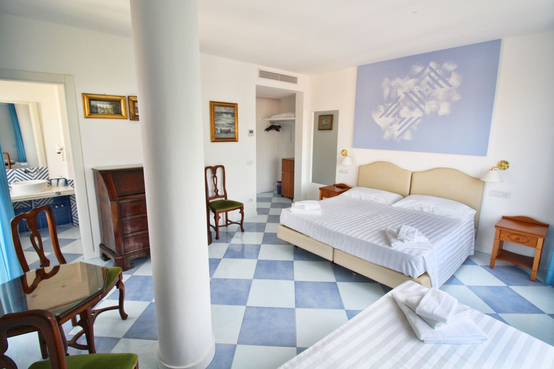 ROOM, TRIPLE