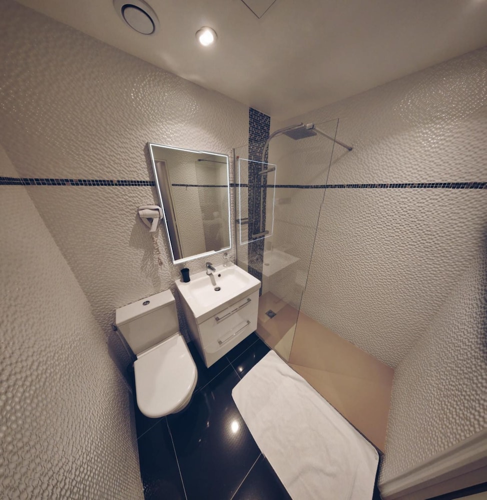 Little Hotel 32/32