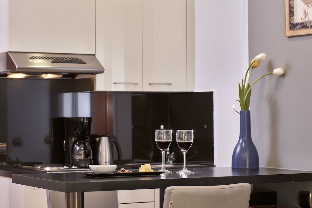 Ava Hotel Suites 35/39