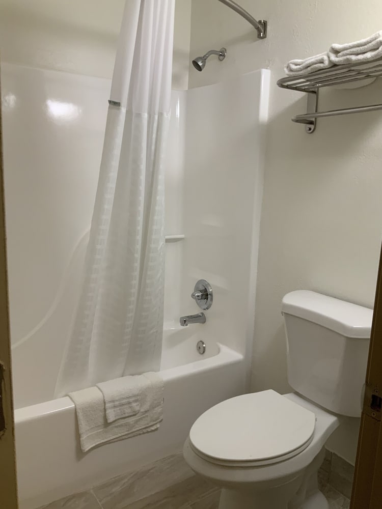 Days Inn by Wyndham Troy IL 33/34