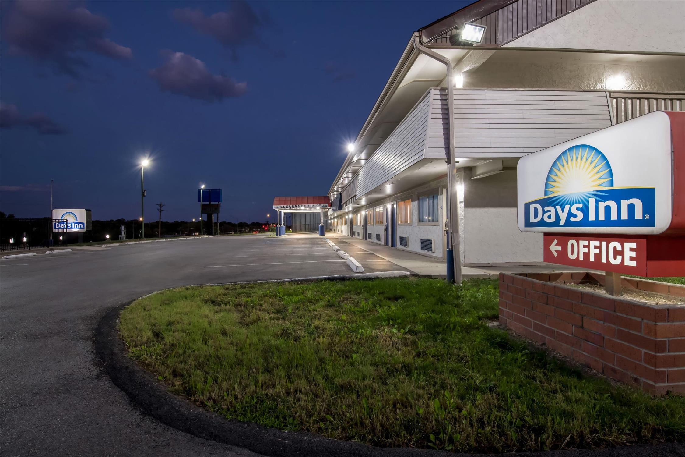 Days Inn By Wyndham Independence 40/45