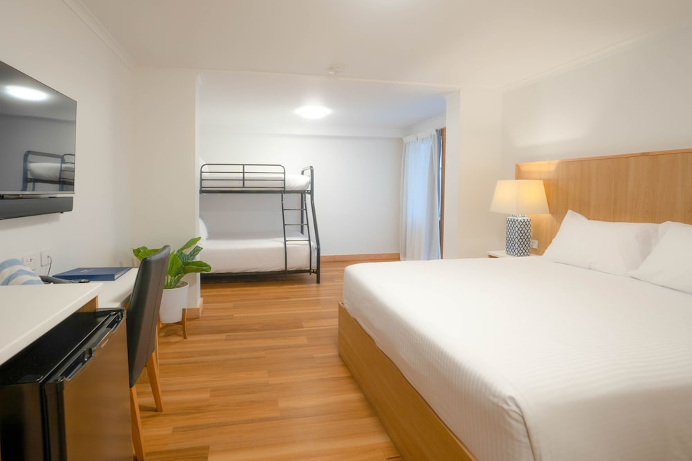 AIRLIE BEACH HOTEL 23/70