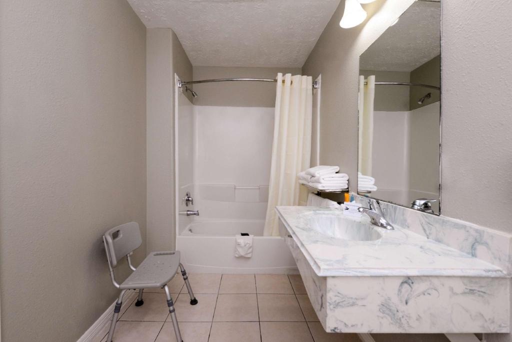 جناح بحوض جاكوزي بحوض استحمام، Americas Best Value Inn & Suites Waller Prairie View 9/10