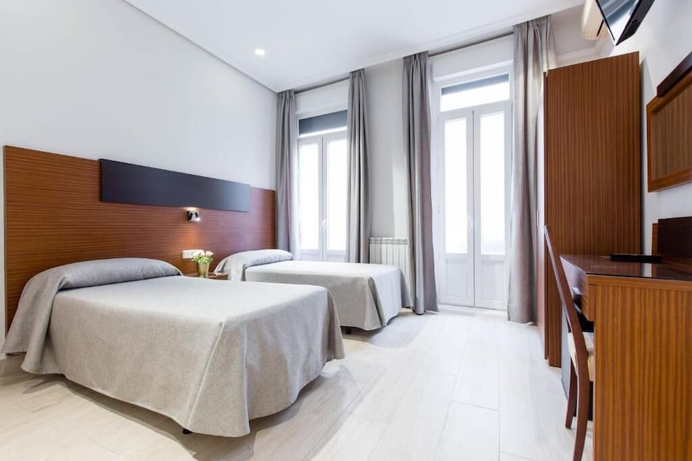 ROOM, TWIN BEDS