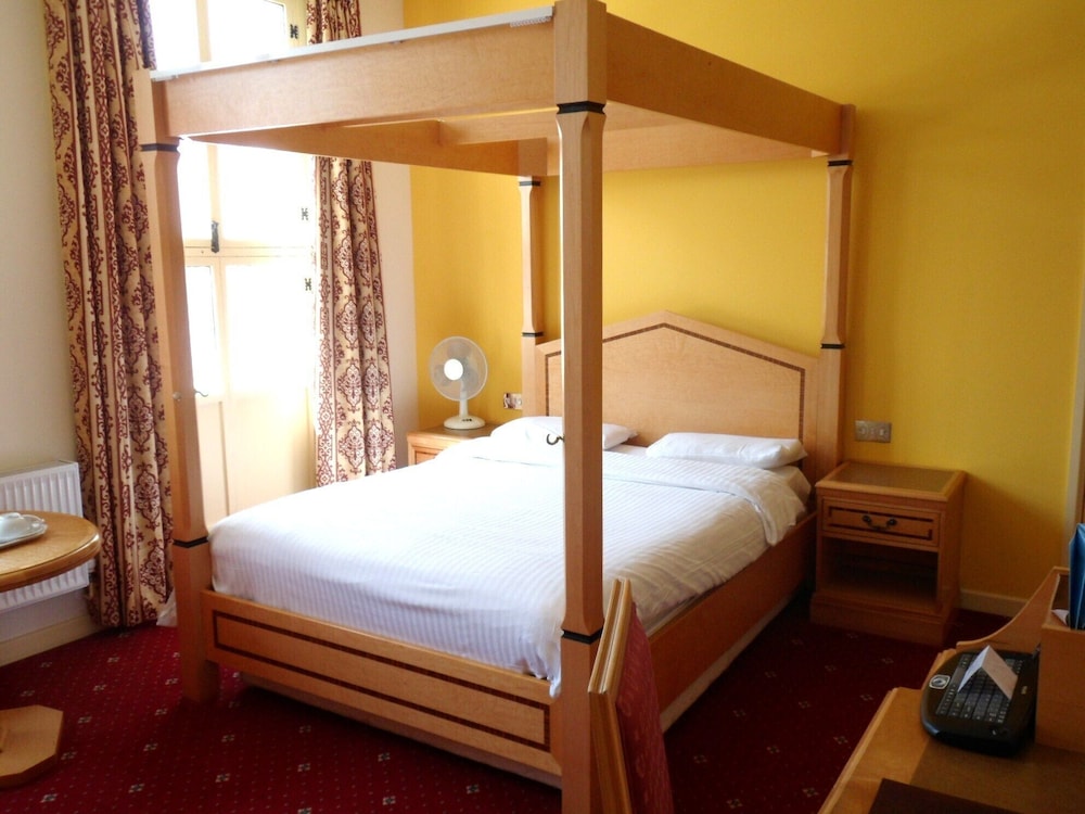 Three Queens Hotel 24/50