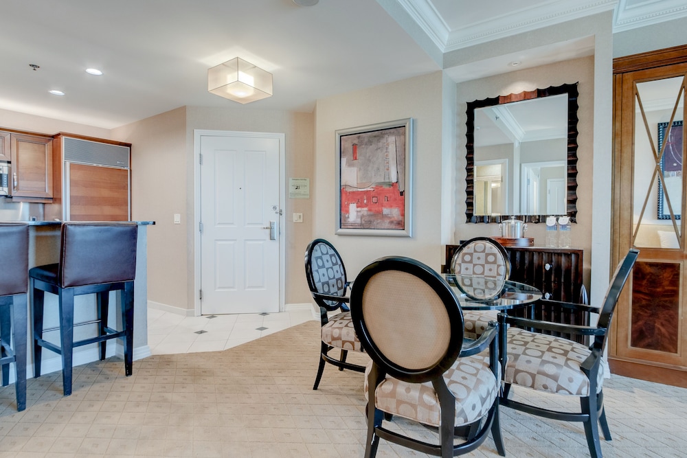 Stripviewsuites At Signature 54/73