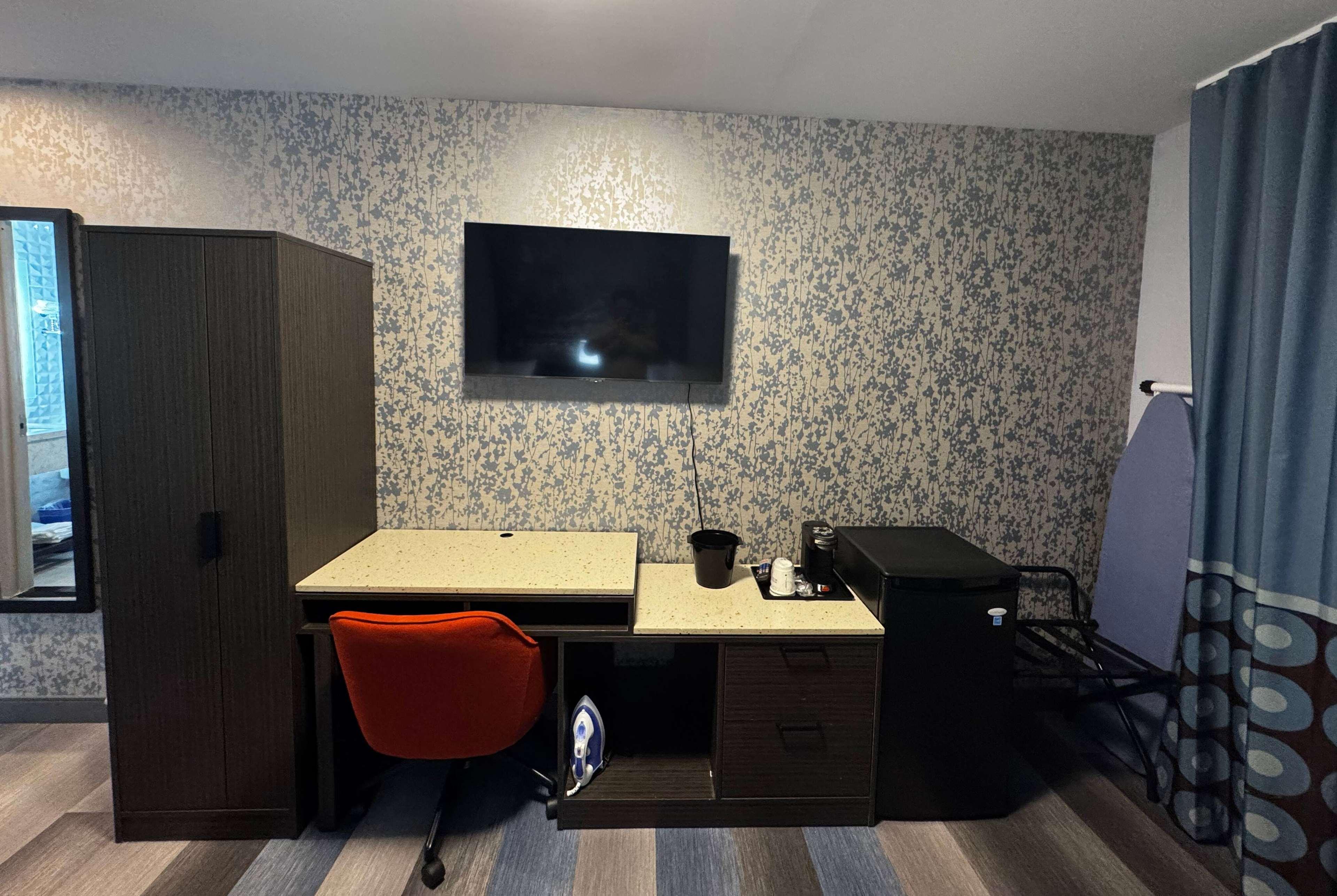 Super 8 by Wyndham Brooklyn Fulton Street/Broadway Junction 23/40