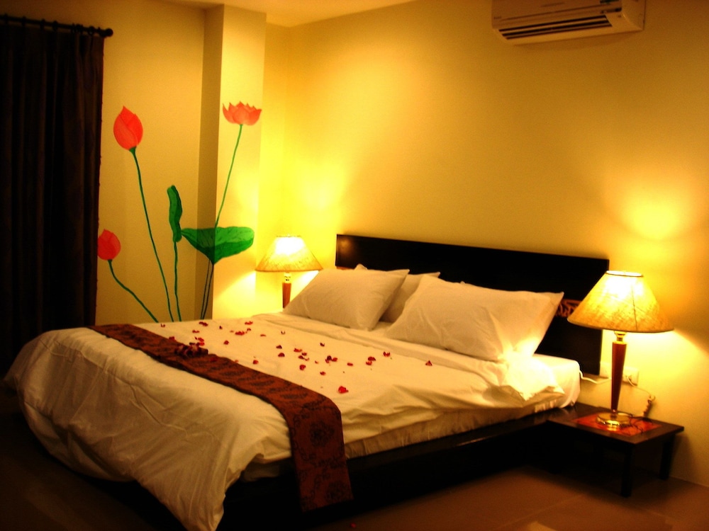 The Bang Khun Phrom Suites 8/36