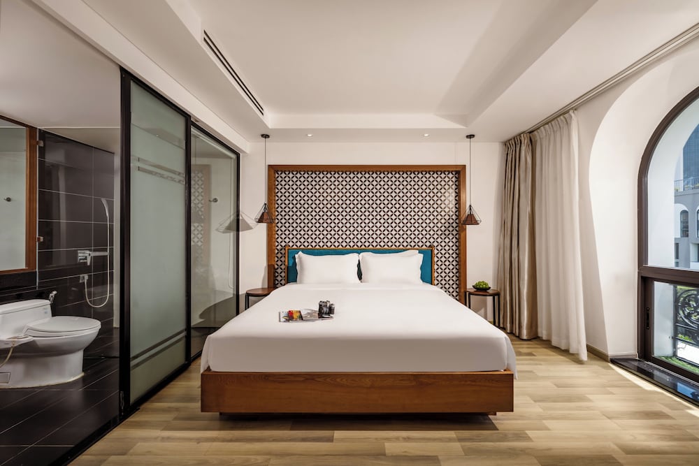 Superior, Queen Bed, City View, Brilliant Majestic Hotel 9/10