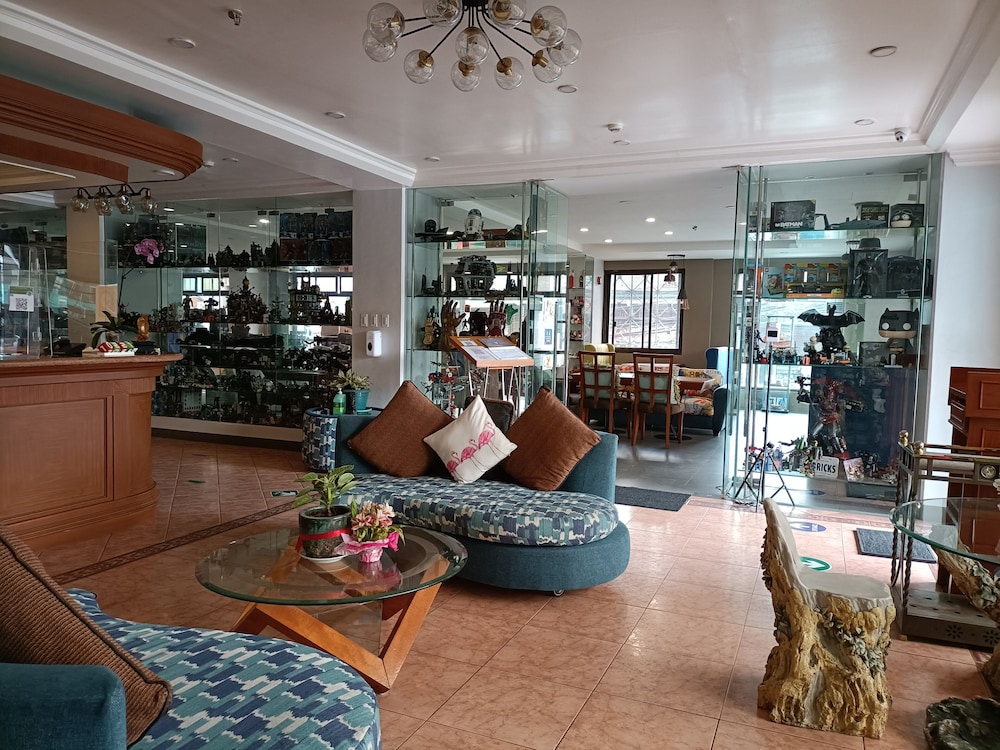 Golden Pine Hotel 32/41