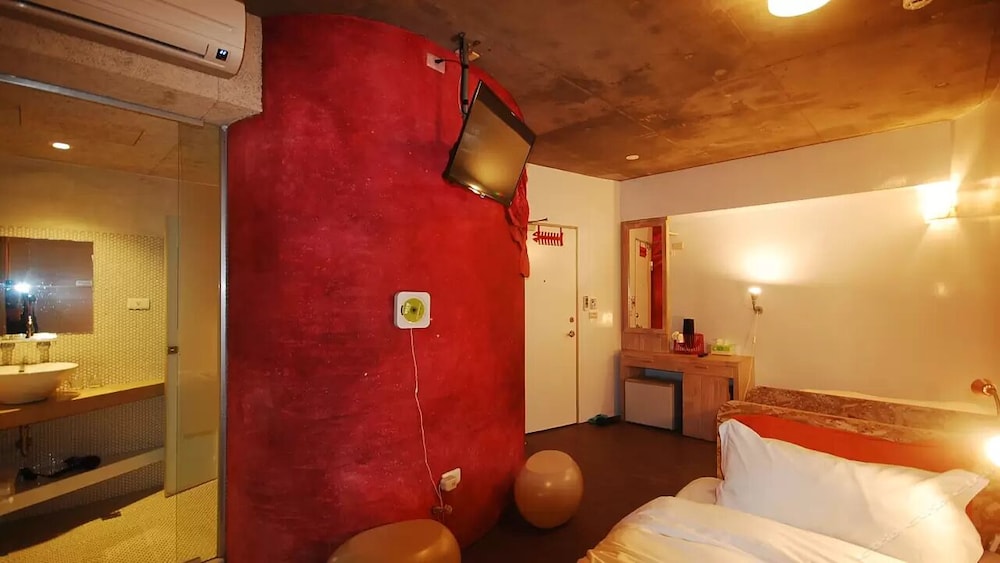 Orange Moon Inn 34/68