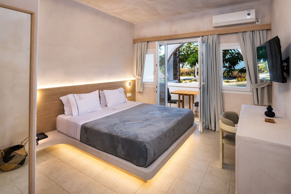 JUNIOR SUITE, KING BED, POOL VIEW