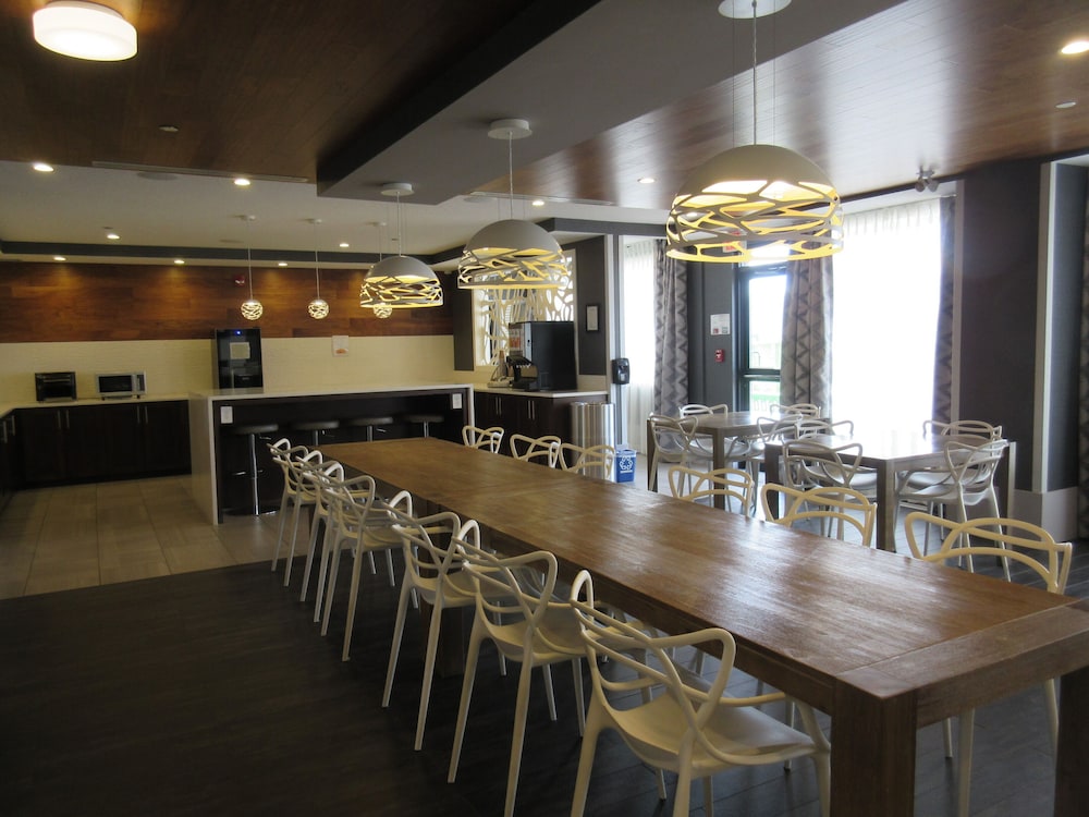 Best Western Plus Airdrie Gateway 38/50
