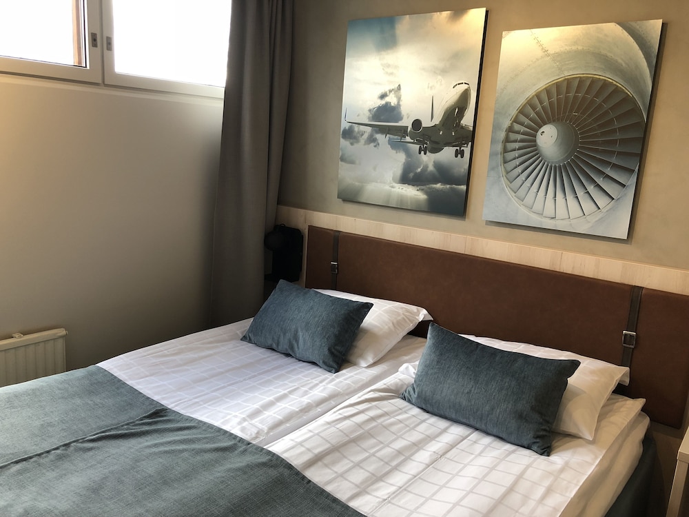 Pilot Airport Hotel 10/66