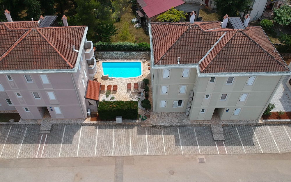 APARTMENTS AND ROOMS DEGRA 2/49