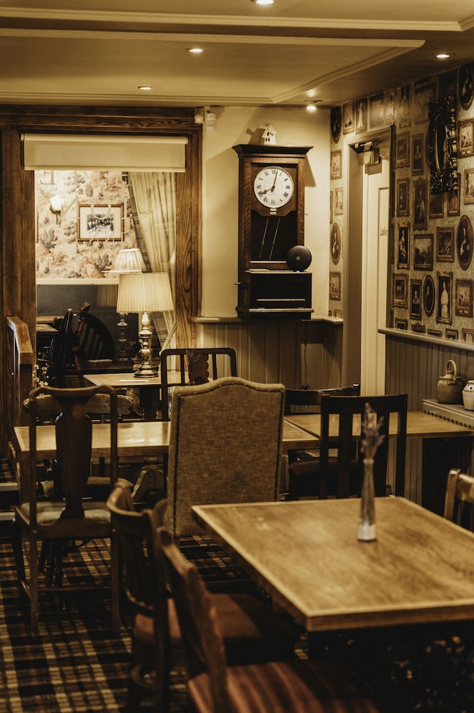 The White Lion Inn 41/48