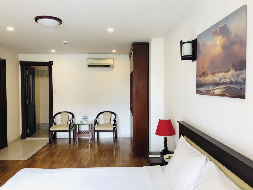 Sunny Hotel 37/54