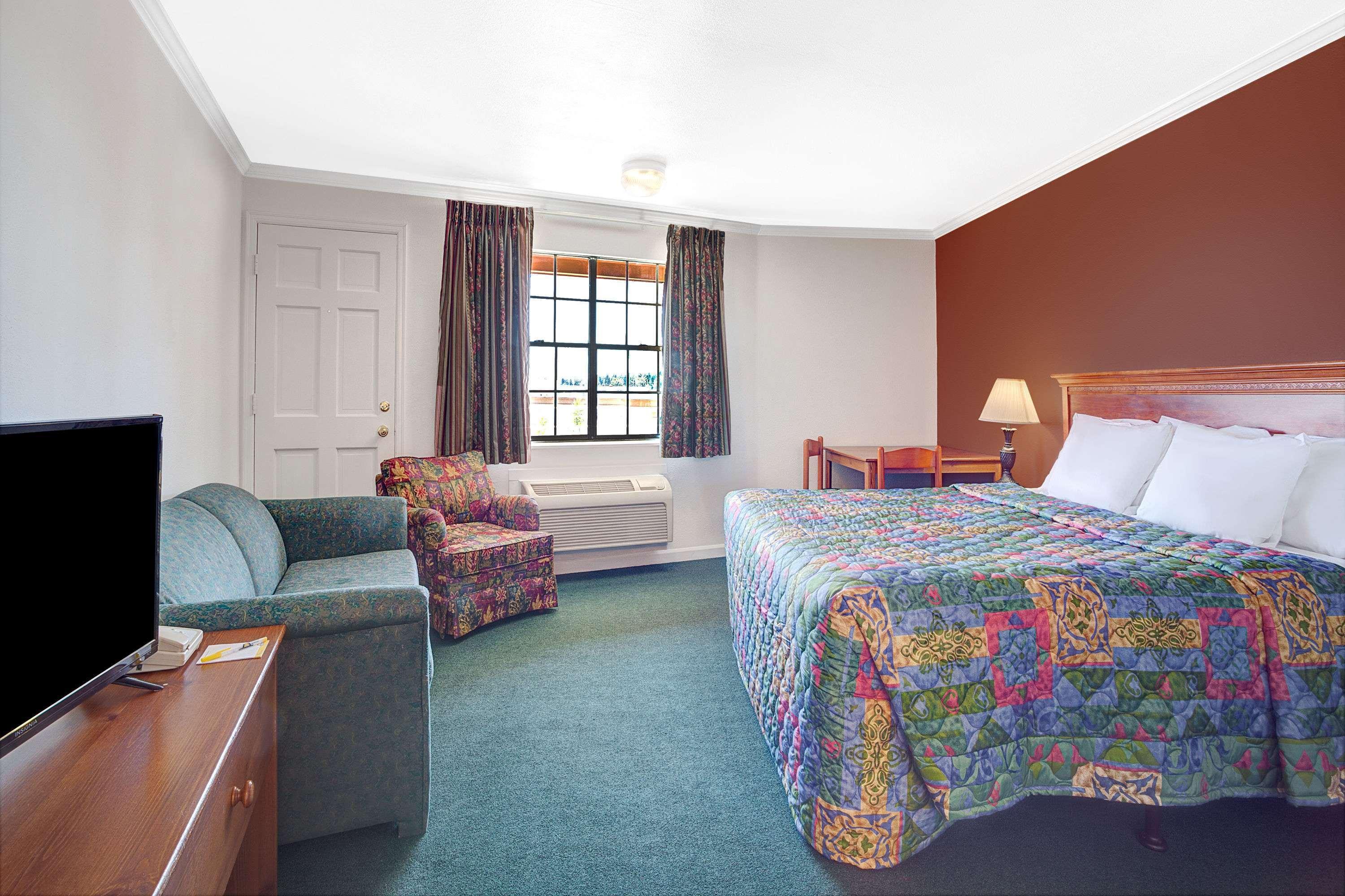 Days Inn Everett 4/13