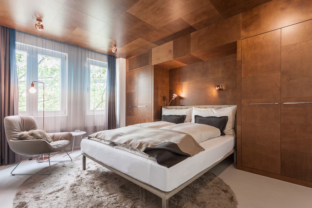 Emma House All Suite 24/60
