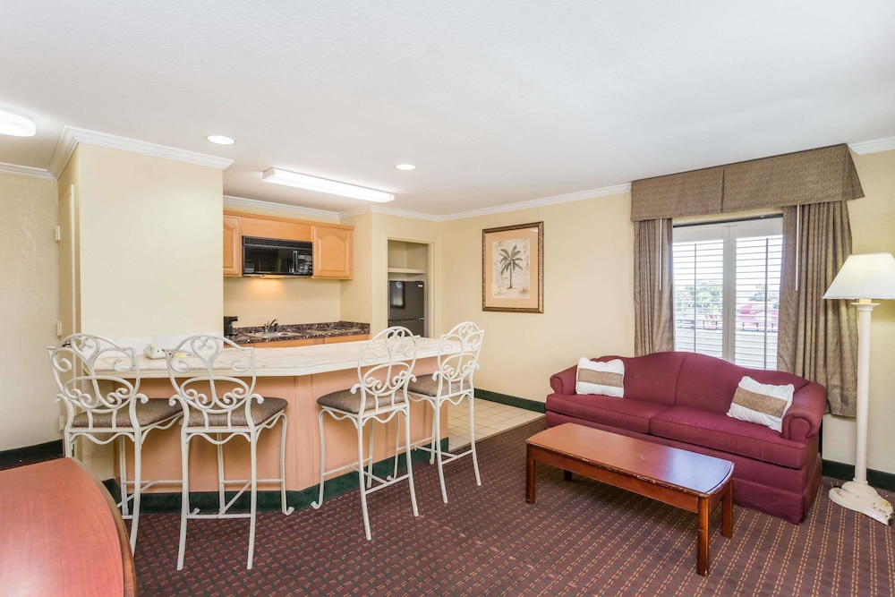 Days Inn By Wyndham Destin 32/40