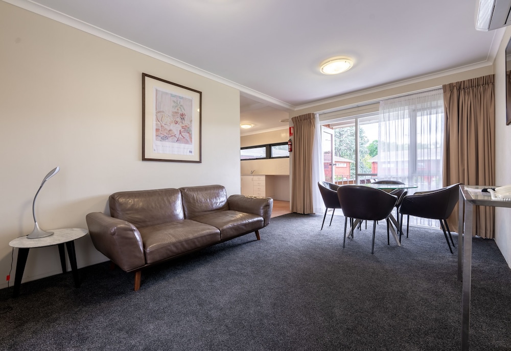 FORREST HOTEL AND APARTMENTS 37/68