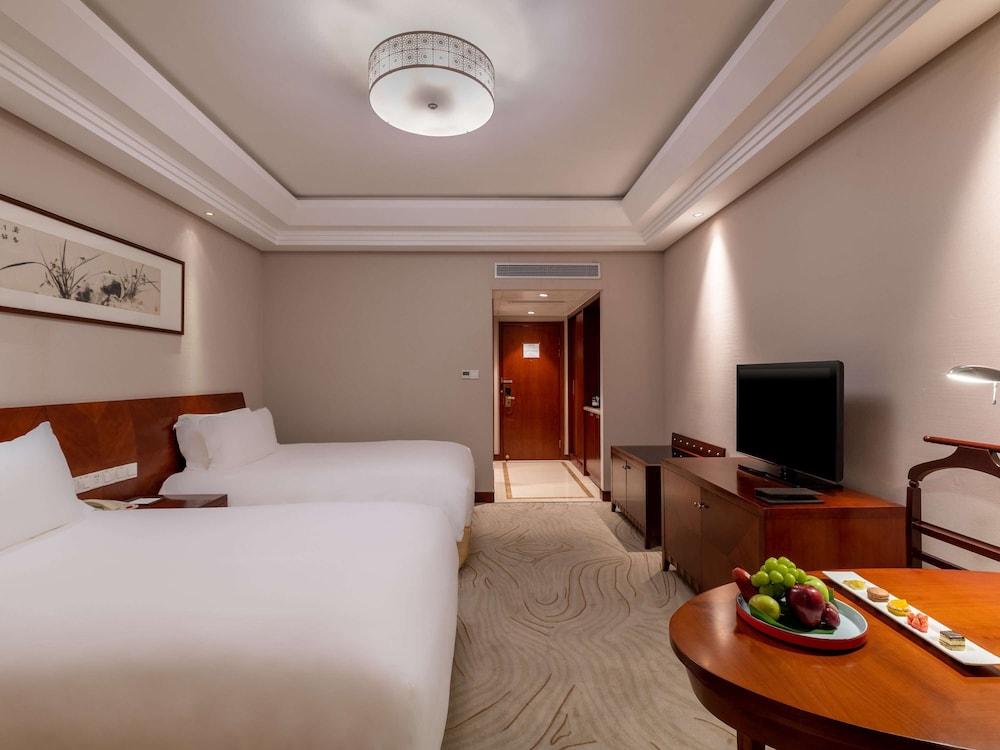 SUPERIOR, TWIN BEDS, CITY VIEW