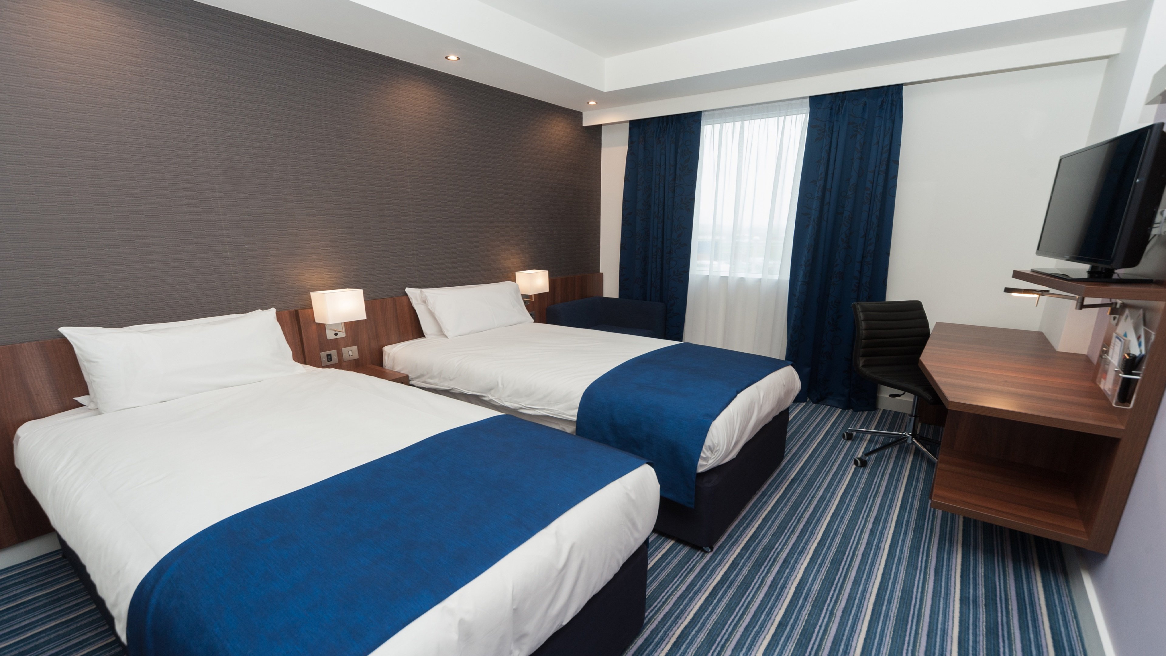 Holiday Inn Express Aberdeen Airport 30/72