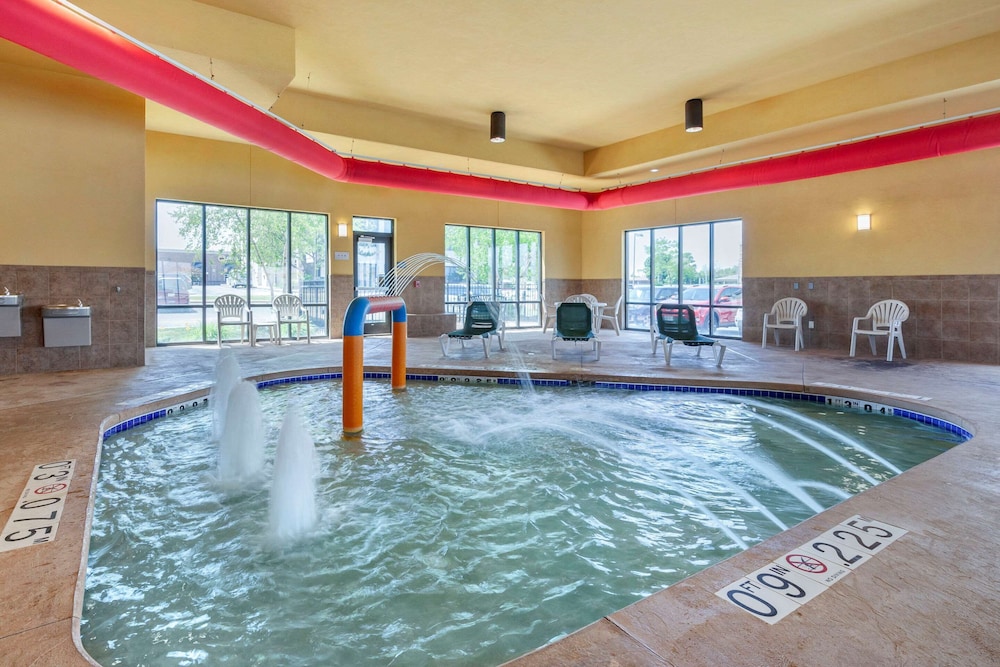 Comfort Suites Oshkosh, WI 20/32