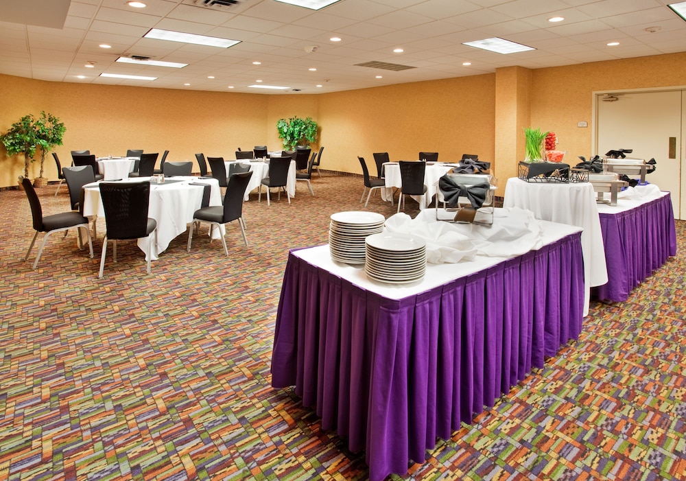 Holiday Inn Manhattan At The Campus 42/44