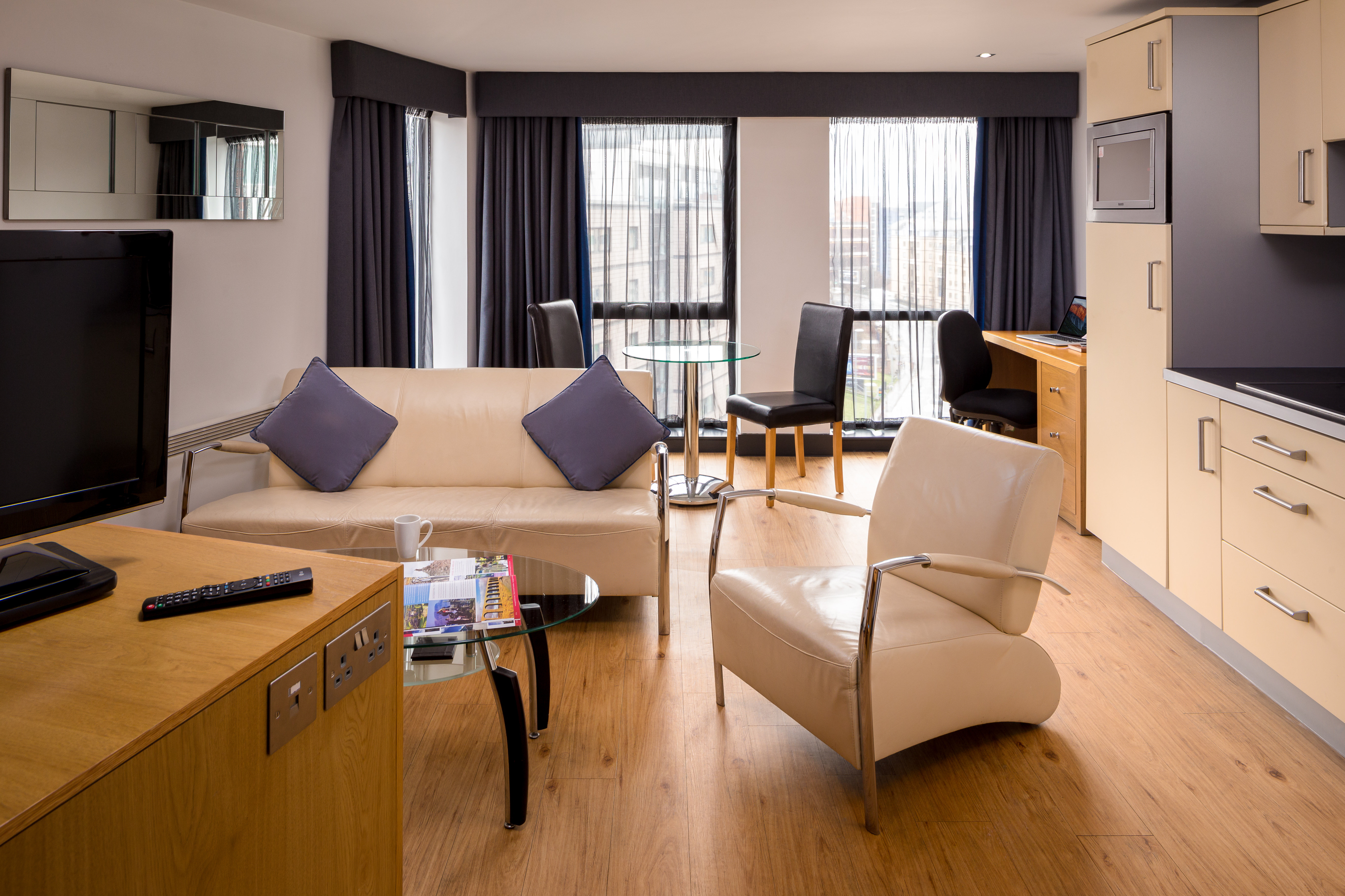Roomzzz Leeds City West 15/24