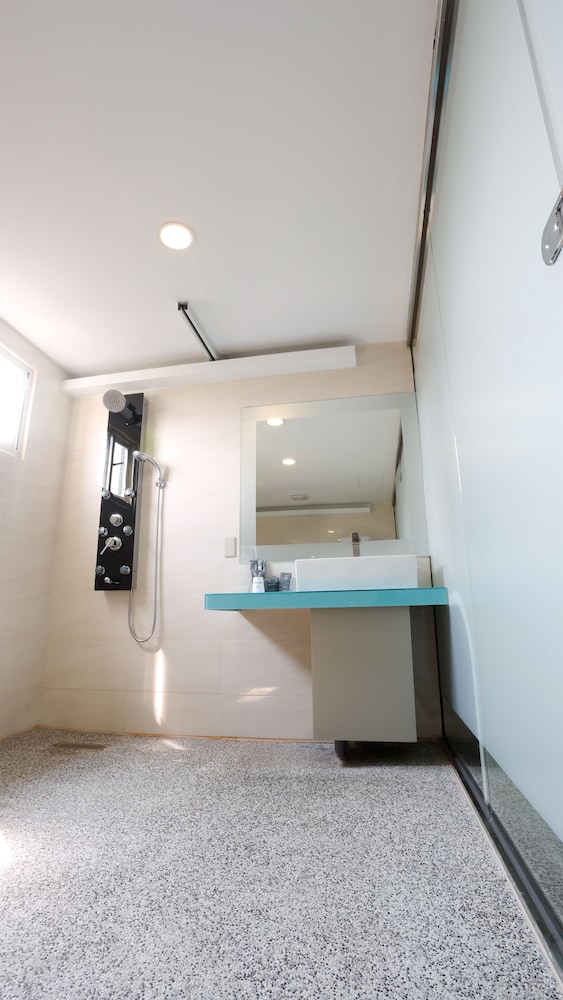 Walker Hotel Sanchong Zhengyi Branch 4/28