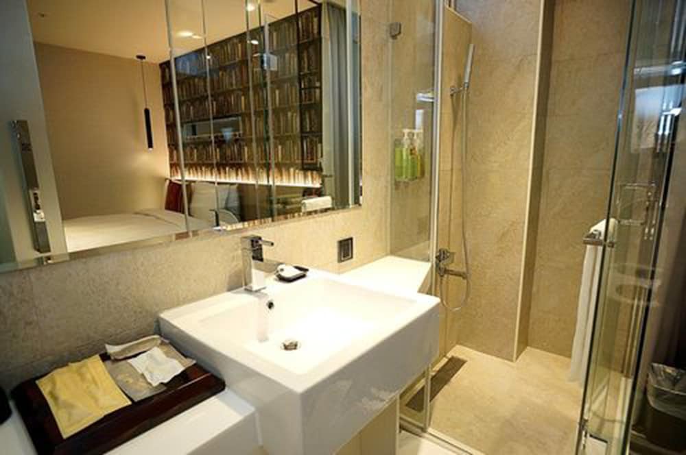 VIA HOTEL ZHONGXIAO 24/25