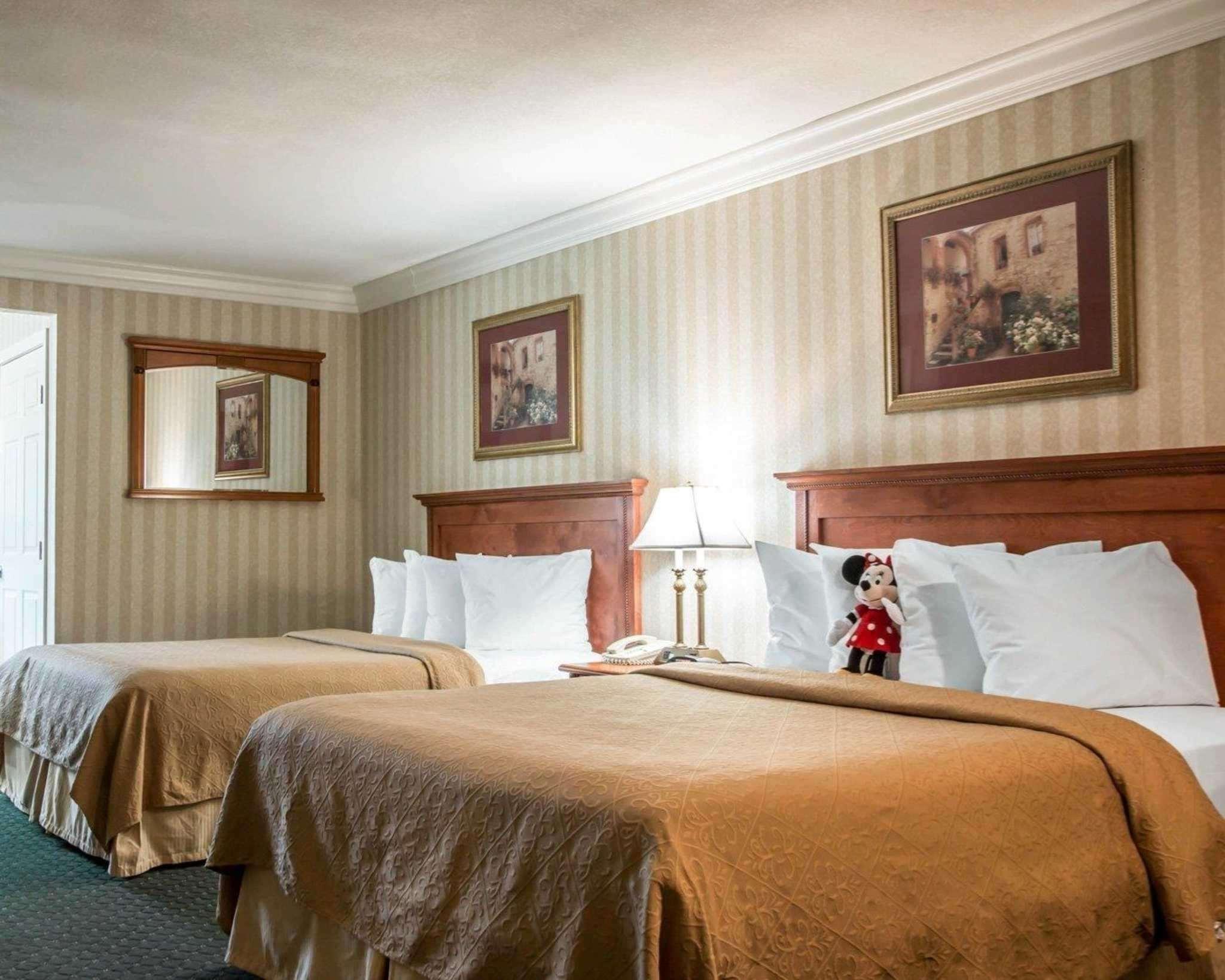 Room, 2 Queen Beds, Quality Inn Suites Anaheim Maingate 3/6