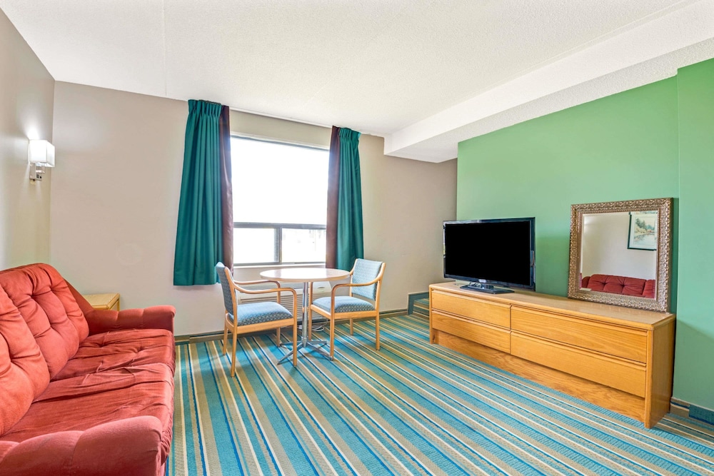 Super 8 by Wyndham Toronto East ON 26/50