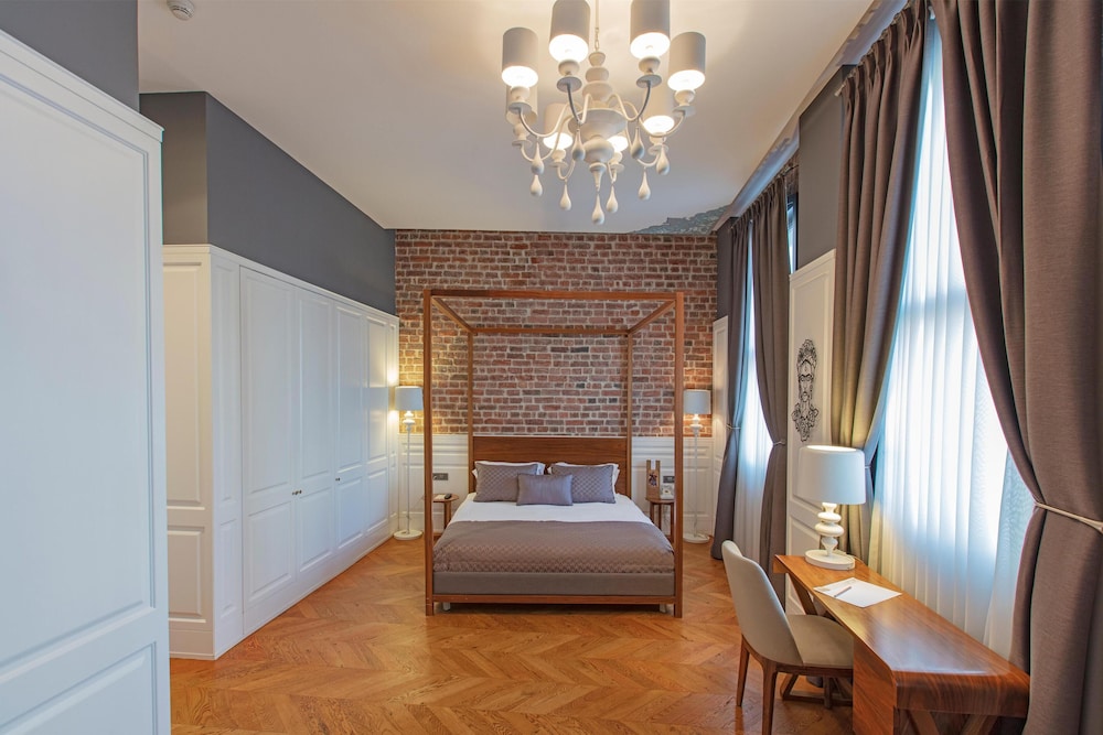 SUITE, KING BED, SOFA