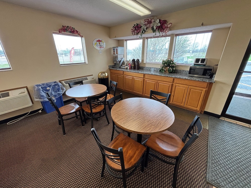 Super 8 by Wyndham Du Quoin 18/23