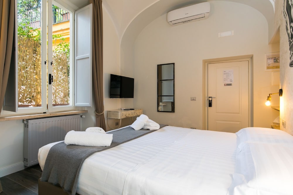 Trevi Contemporary Suite 6/42