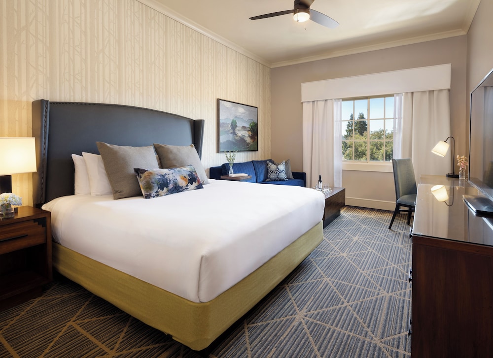 Room, King Bed, Village View