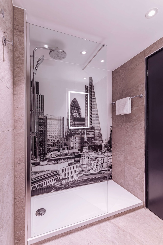 Radisson Red London Heathrow 44/64