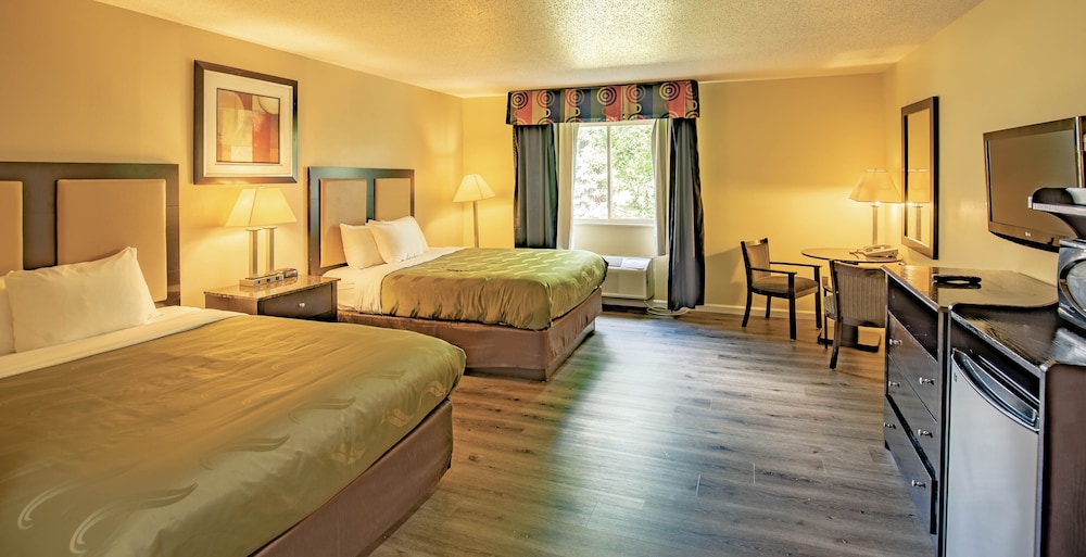 Quality Inn & Suites Woodstock Near Lake Geneva 7/15